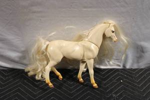lot 386 image: Vintage Plastic Toy Horse with Blonde Mane