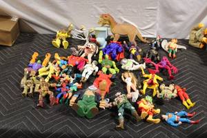 lot 390 image: Collection of 30 Vintage Action Figures