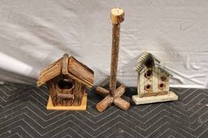 lot 394 image: Trio of Rustic Wooden Birdhouses and Stand