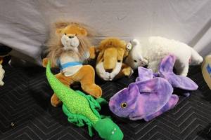 lot 400 image: Collection of 5 Stuffed Animal Toys - Lion, Fish, Lizard, and More