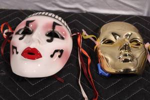 lot 422 image: Set of 2 Decorative Masquerade Masks - Commedia dellarte Harlequin and Gold
