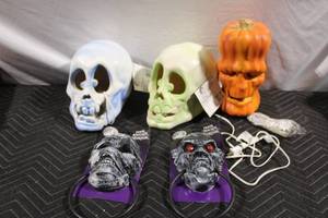 lot 429 image: Collection of 3 Light-Up Halloween Skulls and 2 Door Knockers