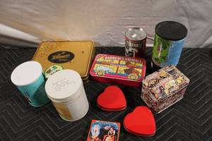 lot 448 image: Collection of Assorted Vintage and Decorative Tins