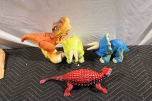 lot 475 image: Set of 5 Dinosaur Figurines in Various Colors