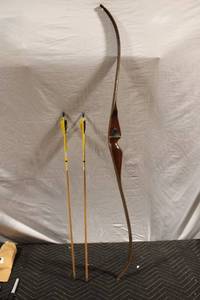 lot A-482 image: Ben Pearson Bronco 7010 Recurve Bow with 2 Wooden Arrows