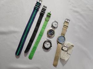 lot 96 image: Bag of 5 watches, 3 bands - 4 watches running  (Video of watches working is in photos)