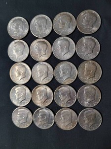 lot 89 image: 20 Kennedy Half Dollars. Uncirculated