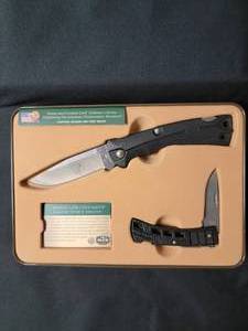 lot 91 image: Boone and Crockett Collectors Series Buck Knives