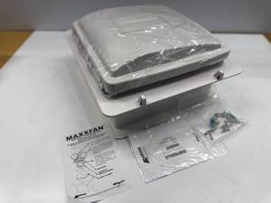 lot 17 image: MAXXFAN PLUS VENT 14 12V WHITE MANUAL LIFTT-STATREVERSE10SP