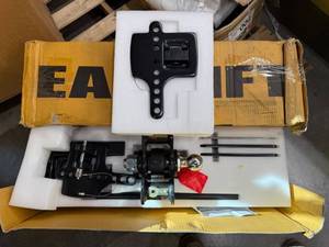 lot 37 image: WD HITCH KIT RECURVE R3 1000 LB W SWAY CONTROL & BALL