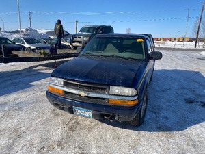 lot 13 image: 2000 Chevrolet S-10