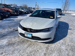 lot 3 image: 2015 Chrysler 200