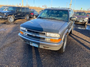 lot 24 image: 1999 Chevrolet Blazer