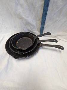 lot 9 image: Cast Iron Skillets, 3 pieces