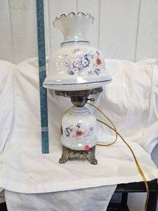 lot 17 image: Fenton Lamp Copy, electric