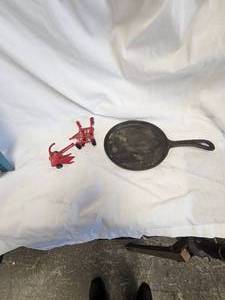 lot 28 image: CASE mini-Implements, Small Flat Cast Iron Pan