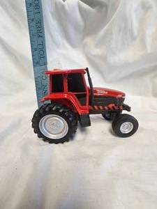 lot 32 image: Tonka 2001 510 Tractor, appears like new, no box
