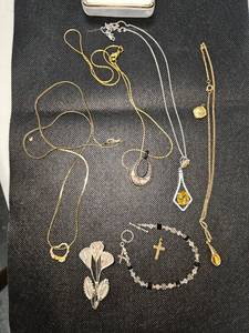 lot 102 image: Assorted Jewelry wBox