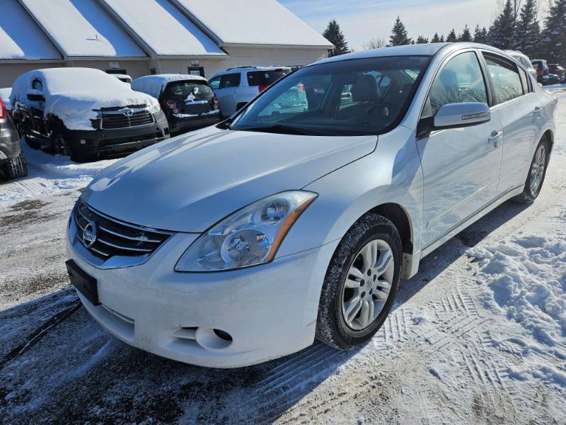 lot 11 image: 2010 Nissan Altima