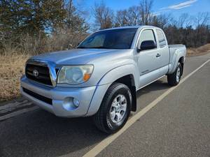 lot 8 image: 2008 Toyota Tacoma