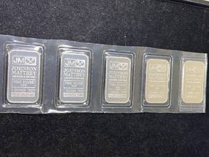 lot 25 image: GROUP OF 5 JOHNSON MATTHEY 1 TROY OZ .999 FINE SILVER BARS