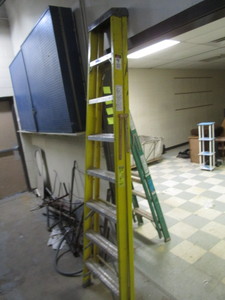 lot 39 image: Keller 8 Fiberglass Step Ladder