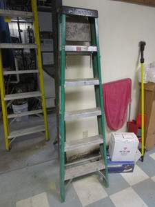 lot 40 image: 6 Louisville Fiberglass Step Ladder