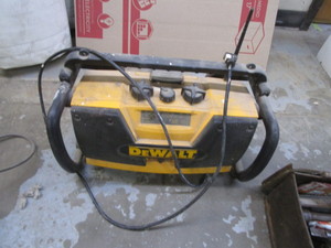 lot 44 image: DeWalt Jobsite Radio