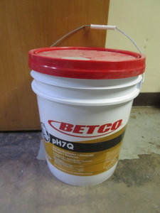 lot 81 image: 5gal Betco DisinfectantGermicidalDetergentDeodorizer