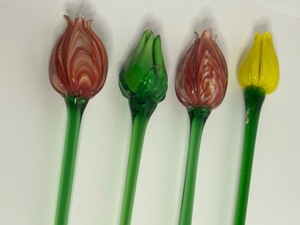 lot 24 image: Set of 4 Artisan Glass Tulip Stems 24