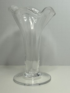 lot 135 image: Vintage Simon Pearce Clear Glass Tulip Vase 