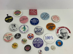 lot 226 image: Collection of 24 Vintage Pinback Buttons and Badges