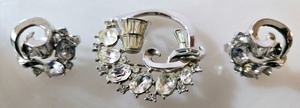 lot 51 image: Vintage Signed CROWN TRIFARI Rhinestone Brooch and Earrings Set