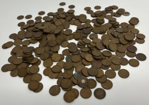 lot 19 image: Collection of 365 Wheat Pennies in Glass Jar