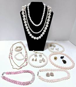 lot 272 image: Collection of Vintage Pearl Necklaces and Earrings Sets