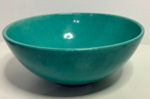 lot 13 image: Vintage Red Wing Pottery MCM Turquoise Fruit Mixing Bowl