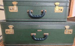 lot 23 image: Set of 2 Vintage JC HIGGINS Green Suitcases with Keys
