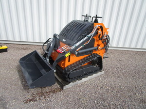 lot 3 image: Landhero LDH-T460 Ride on Skid Steer