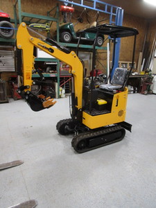 lot 2 image: Landhero Mini Excavator