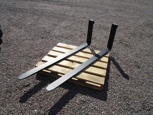 lot 32 image: 60 Forklift Forks