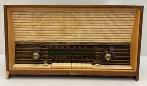 lot 186 image: EST. $550.00 - $650.00 Vintage German Schaub Lorenz Savoy 10 Stereo Type Tube Radio (SEEMS TO WORK)