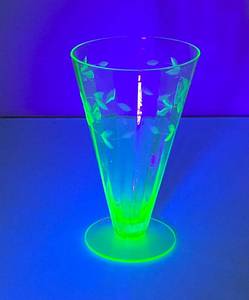 lot 225 image: Vintage Floral Etched Green Uranium 6 Parfait Glass