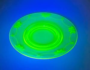 lot 227 image: 1930s Imperial Yellow Vaseline Glass Uranium Glass Plate 8