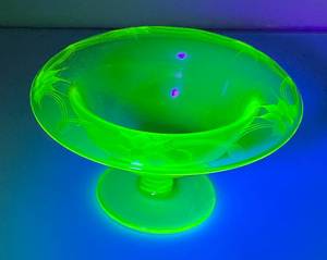 lot 228 image: &nbsp1930s Imperial Yellow Vaseline Uranium Glass Footed Bowl With Downturned Edges