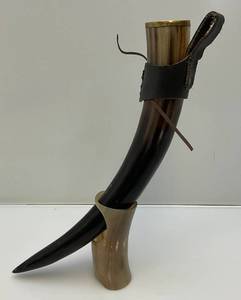 lot 81 image: Vintage 18 Viking Drinking Horn & Stand