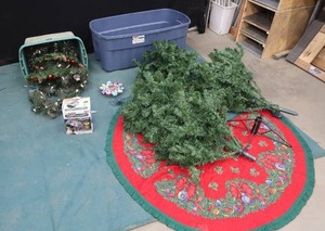 3 PIECE FAKE CHRISTMAS TREE  LIGHT UP WREATHS
