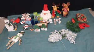 CHRISTMAS DECORATIONS  SMALL LIGHT UP ANIMALS