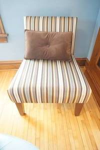 lot 5 image: Chair & Pillow