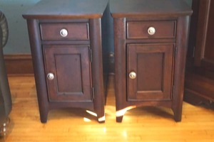 lot 7 image: 2 matching end tables