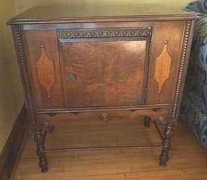 lot 12 image: Antique Cabinet